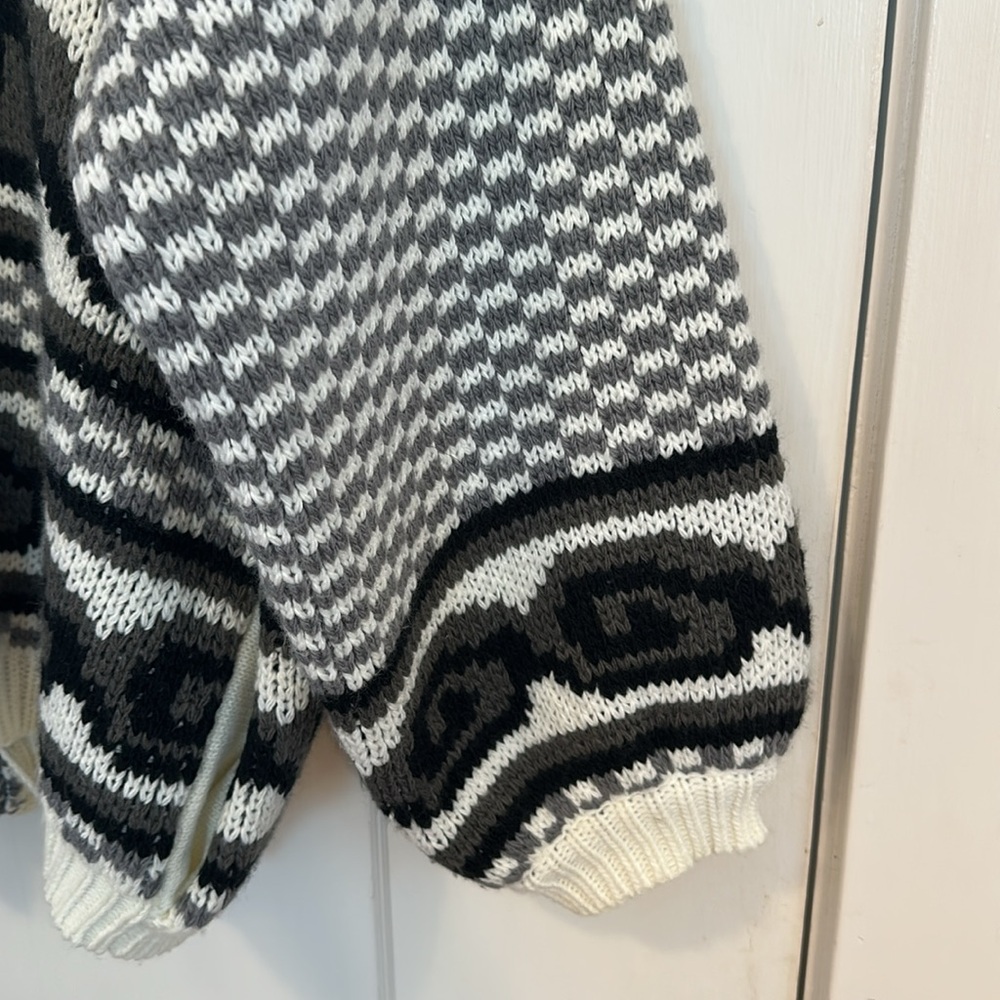Jen’s Pirate Booty Gray Patterned Sweater - Size M/L - Picture 8 of 8